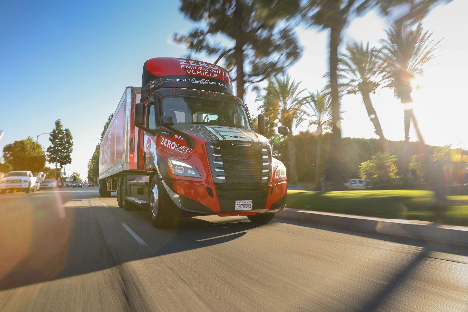 Freightliner eCascadia in Reyes's Coca-Cola Bottling fleet Daimler Truck: 20 battery electric Freightliner eCascadias hit the roads for Reyes Coca-Cola Bottling