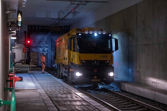 Like a giant “vacuum cleaner” - Mercedes-Benz Actros on rails cleans track beds in the Netherlands and Belgium