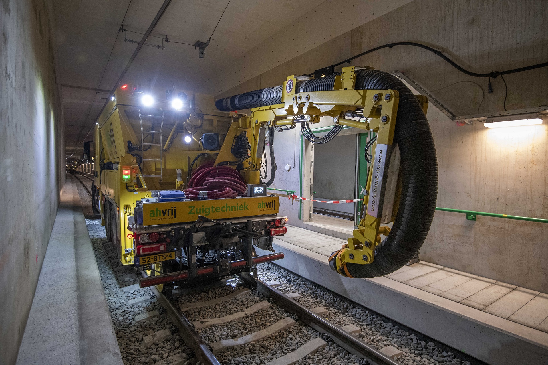 Actros; Actros 3351L; Schienen-Lkw; Rail Truck Wie ein riesiger „Staubsauger“ - Mercedes-Benz Actros auf Schienen reinigt Gleisbett in den Niederlanden und Belgien