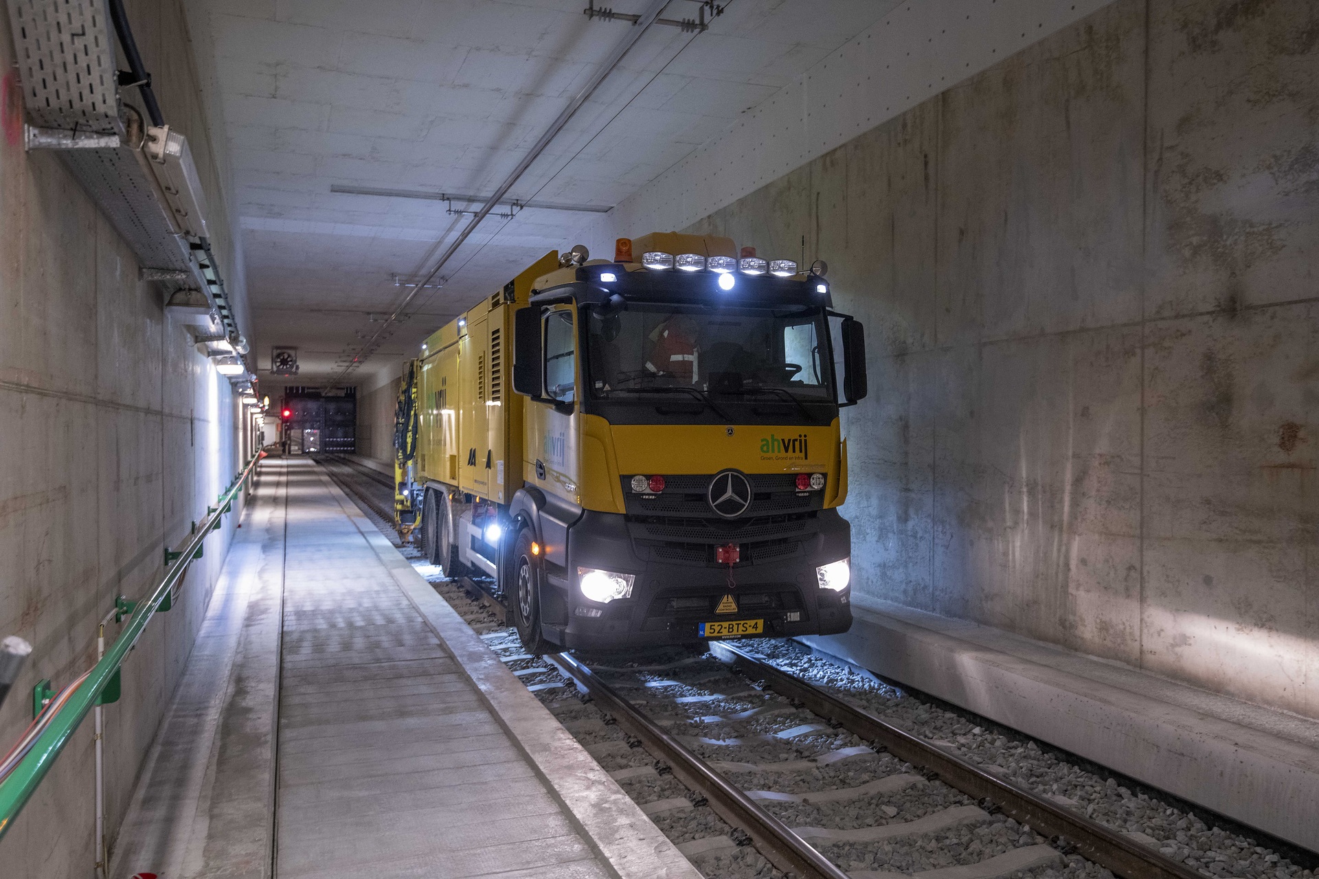 Actros; Actros 3351L; Schienen-Lkw; Rail Truck Wie ein riesiger „Staubsauger“ - Mercedes-Benz Actros auf Schienen reinigt Gleisbett in den Niederlanden und Belgien