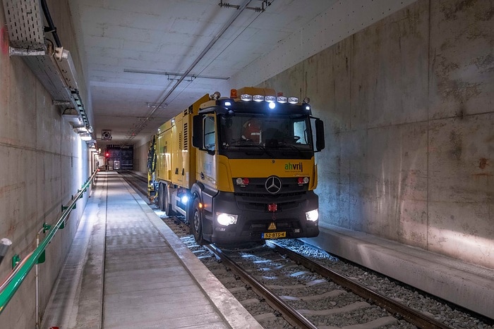 Like a giant “vacuum cleaner” - Mercedes-Benz Actros on rails cleans track beds in the Netherlands and Belgium