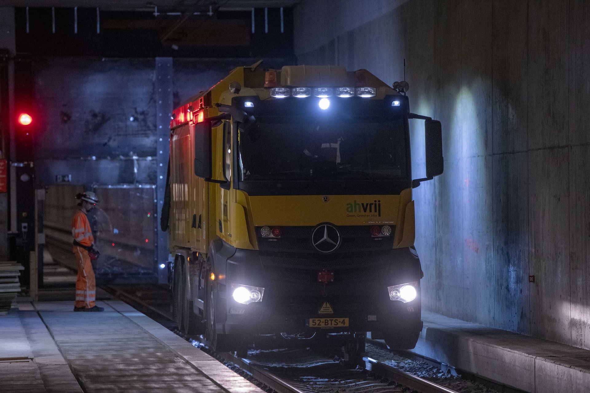 Like a giant “vacuum cleaner” - Mercedes-Benz Actros on rails cleans track beds in the Netherlands and Belgium