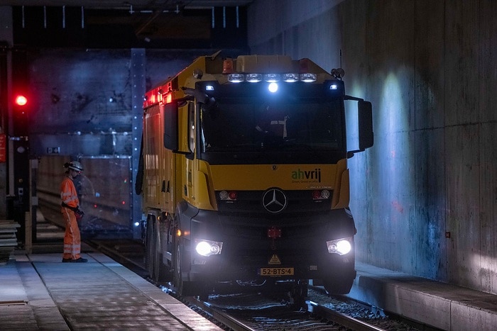 Wie ein riesiger „Staubsauger“ - Mercedes-Benz Actros auf Schienen reinigt Gleisbett in den Niederlanden und Belgien
