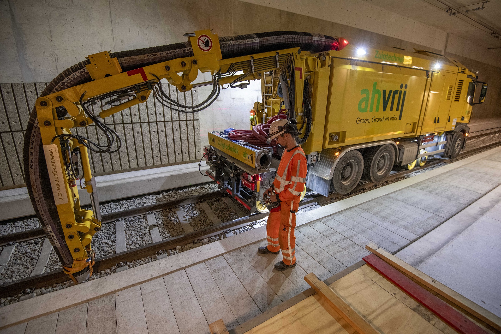 Like a giant “vacuum cleaner” - Mercedes-Benz Actros on rails cleans track beds in the Netherlands and Belgium