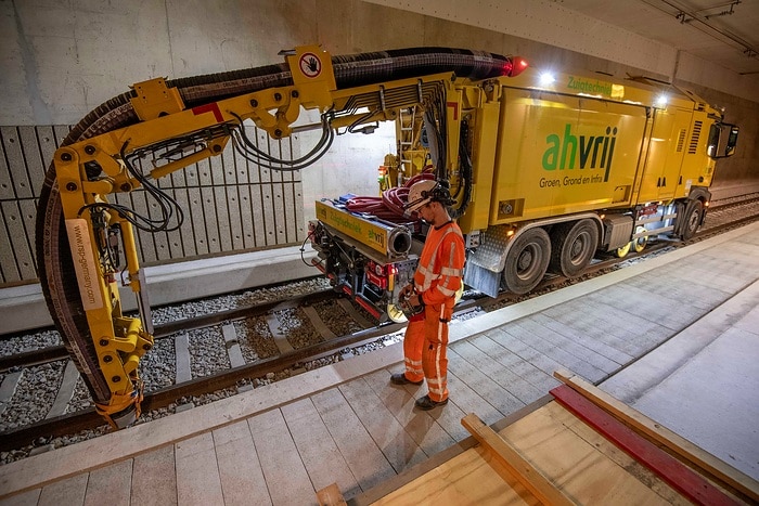 Like a giant “vacuum cleaner” - Mercedes-Benz Actros on rails cleans track beds in the Netherlands and Belgium