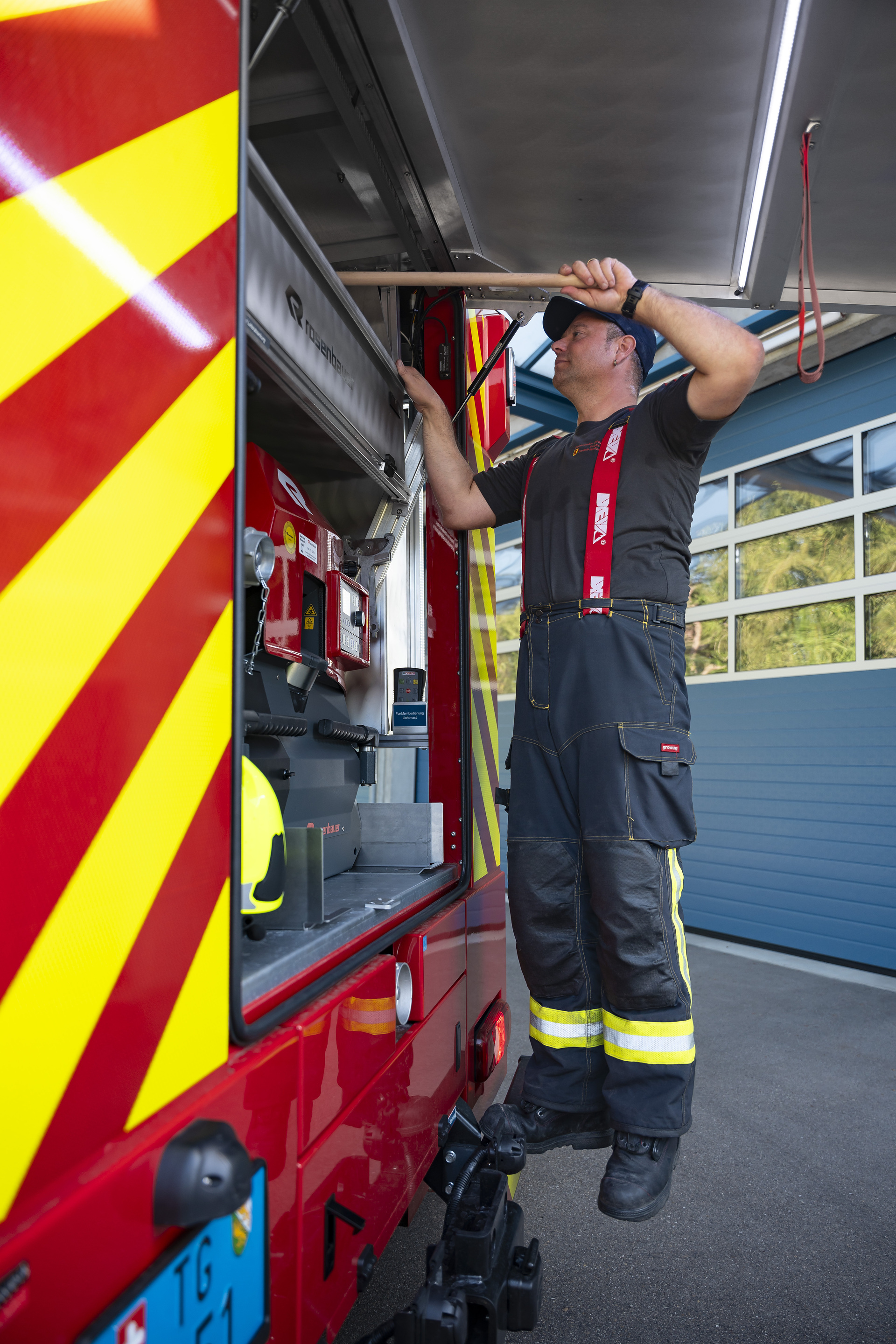 Retten, Löschen, Bergen, Schützen: FUSO Canter 4x4 im Einsatz bei der Schweizer Feuerwehr Retten, Löschen, Bergen, Schützen: FUSO Canter 4x4 im Einsatz bei der Schweizer Feuerwehr