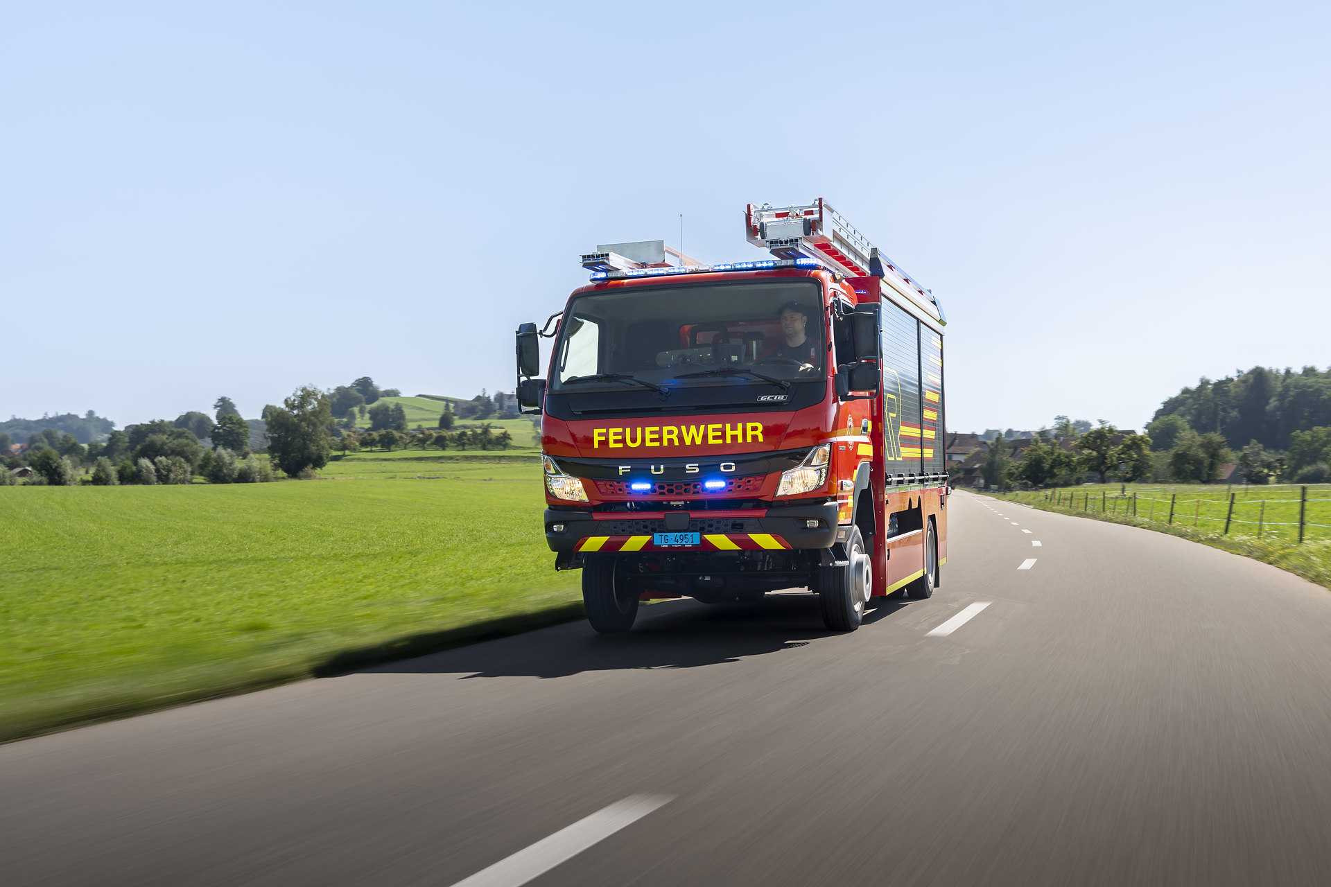 Retten, Löschen, Bergen, Schützen: FUSO Canter 4x4 im Einsatz bei der Schweizer Feuerwehr Retten, Löschen, Bergen, Schützen: FUSO Canter 4x4 im Einsatz bei der Schweizer Feuerwehr