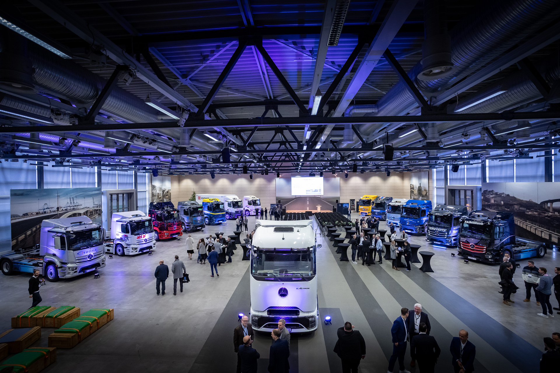 Elektrifizierung der Werkslogistik im Mercedes-Benz Werk Wörth schreitet mit großen Schritten voran: erste zwölf E-Lkw an Kunden übergeben