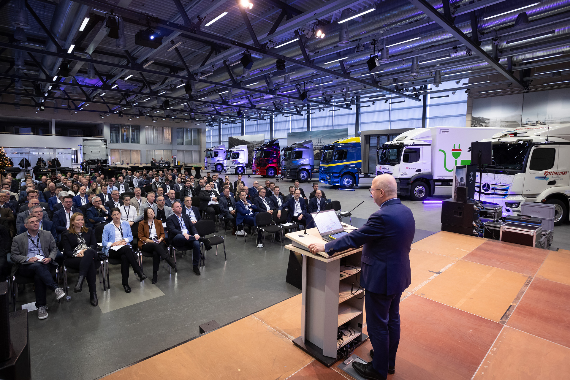 Elektrifizierung der Werkslogistik im Mercedes-Benz Werk Wörth schreitet mit großen Schritten voran: erste zwölf E-Lkw an Kunden übergeben