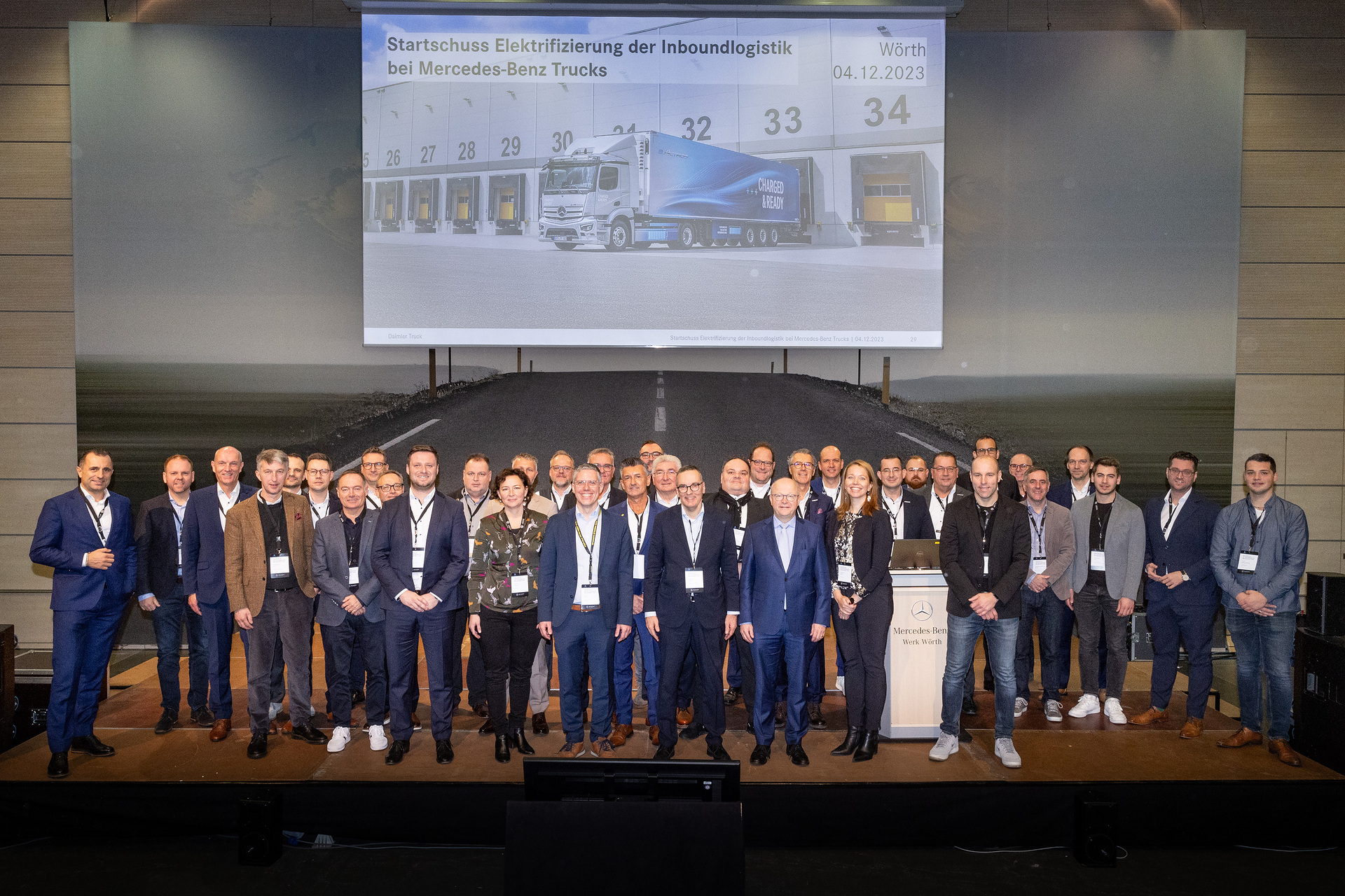 Electrification of plant logistics at the Mercedes-Benz plant in Wörth is making great progress: first twelve e-trucks handed over to customers