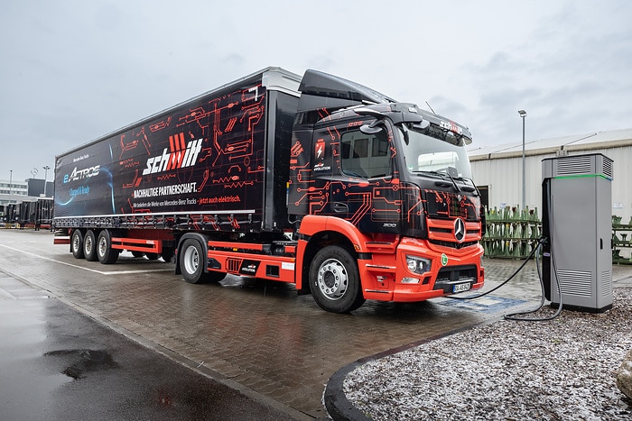 Elektrifizierung der Werkslogistik im Mercedes-Benz Werk Wörth schreitet mit großen Schritten voran: erste zwölf E-Lkw an Kunden übergeben