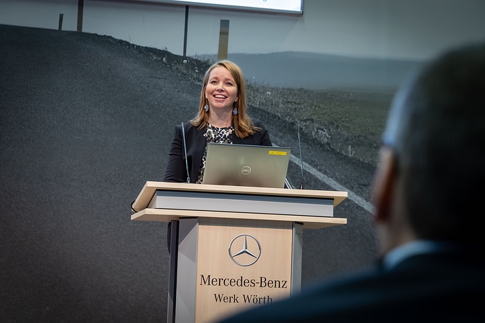 Elektrifizierung der Werkslogistik im Mercedes-Benz Werk Wörth schreitet mit großen Schritten voran: erste zwölf E-Lkw an Kunden übergeben