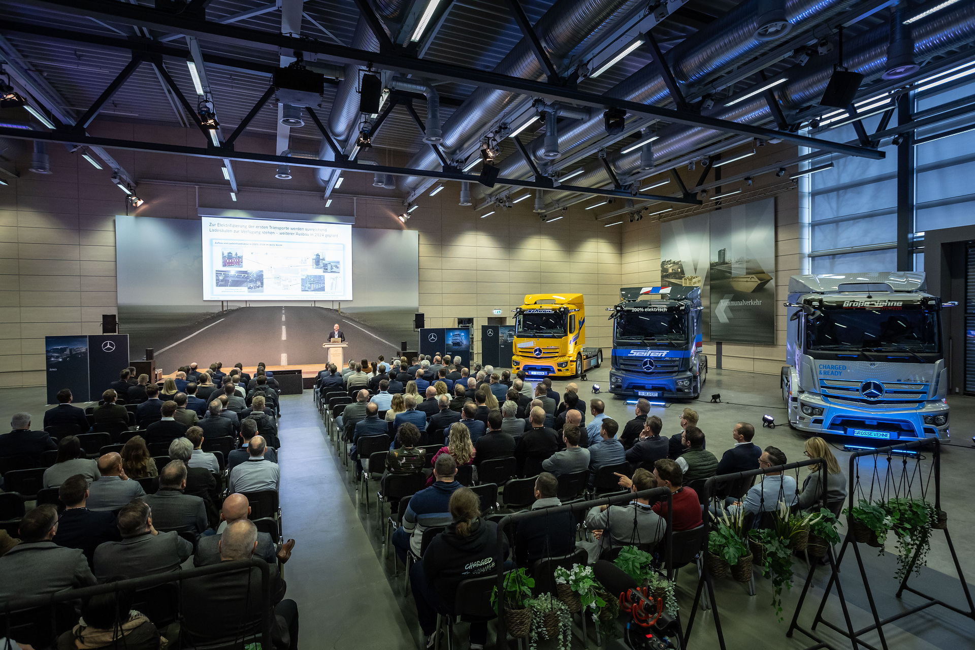 Elektrifizierung der Werkslogistik im Mercedes-Benz Werk Wörth schreitet mit großen Schritten voran: erste zwölf E-Lkw an Kunden übergeben