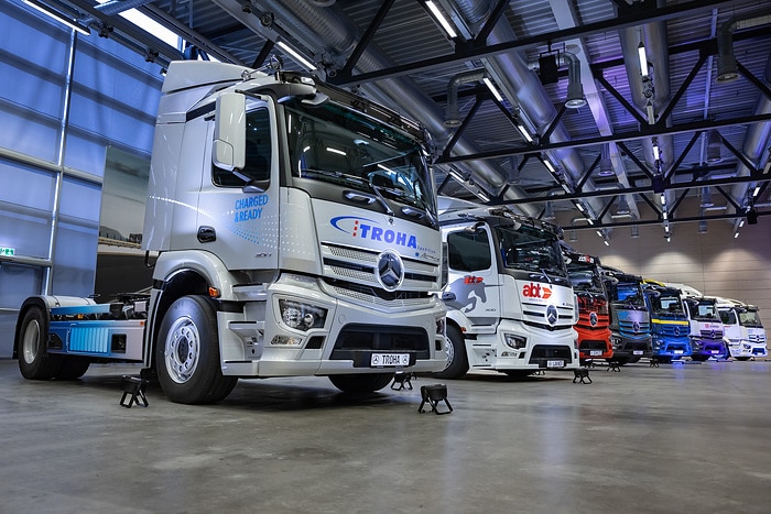 Elektrifizierung der Werkslogistik im Mercedes-Benz Werk Wörth schreitet mit großen Schritten voran: erste zwölf E-Lkw an Kunden übergeben