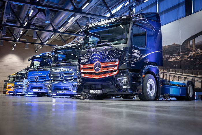 Elektrifizierung der Werkslogistik im Mercedes-Benz Werk Wörth schreitet mit großen Schritten voran: erste zwölf E-Lkw an Kunden übergeben