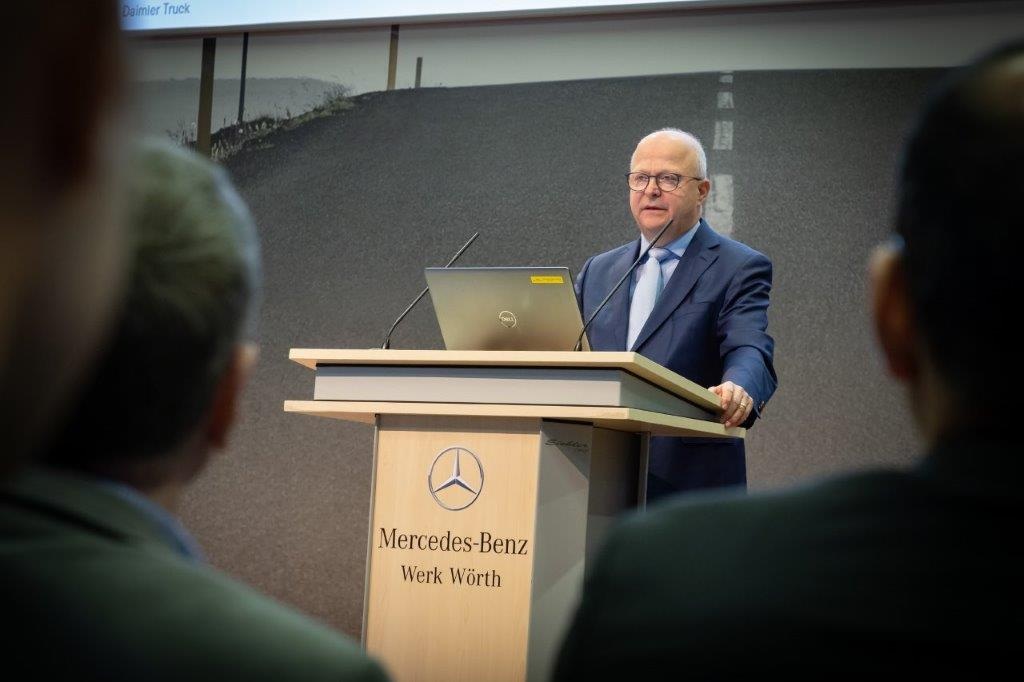 Michael Theurer, Parlamentarischer Staatssekretär beim Bundesminister für Digitales und Verkehr überbrachte ein Grußwort zur Auslieferung der ersten Fahrzeuge. Elektrifizierung der Werkslogistik im Mercedes-Benz Werk Wörth schreitet mit großen Schritten voran: erste zwölf E-Lkw an Kunden übergeben