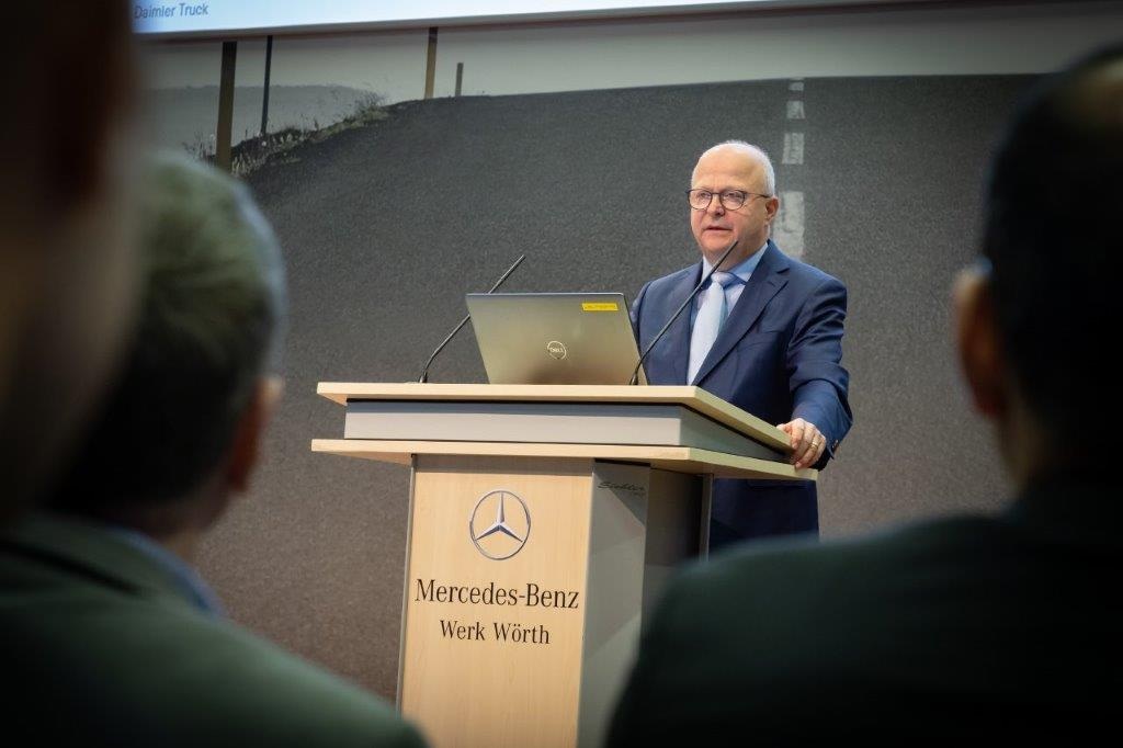 Elektrifizierung der Werkslogistik im Mercedes-Benz Werk Wörth schreitet mit großen Schritten voran: erste zwölf E-Lkw an Kunden übergeben