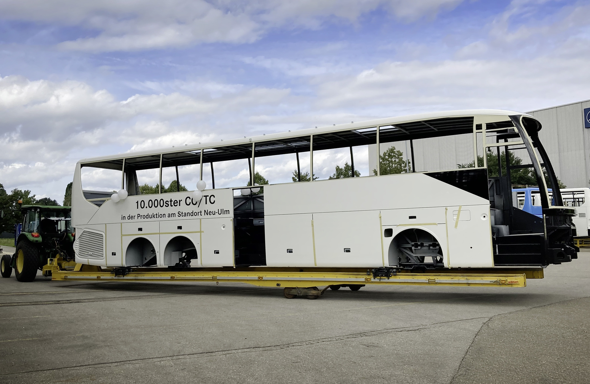 Das Rohgerippe des S 516 HD auf dem Weg vom Lackiercenter zur Endmontage 10.000ster Setra Reisebus der Baureihe 500 am Start