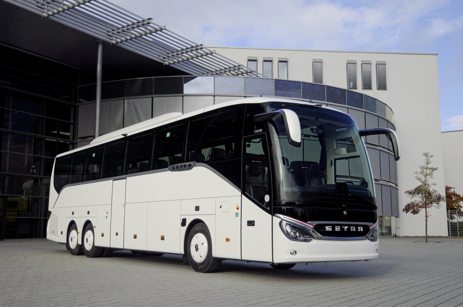 Mit einem Setra S 516 HD übernahm das Busunternehmen „Unser Roter Bus GmbH“ aus Mecklenburg-Vorpommern einen ganz besonderen Setra. 10.000ster Setra Reisebus der Baureihe 500 am Start