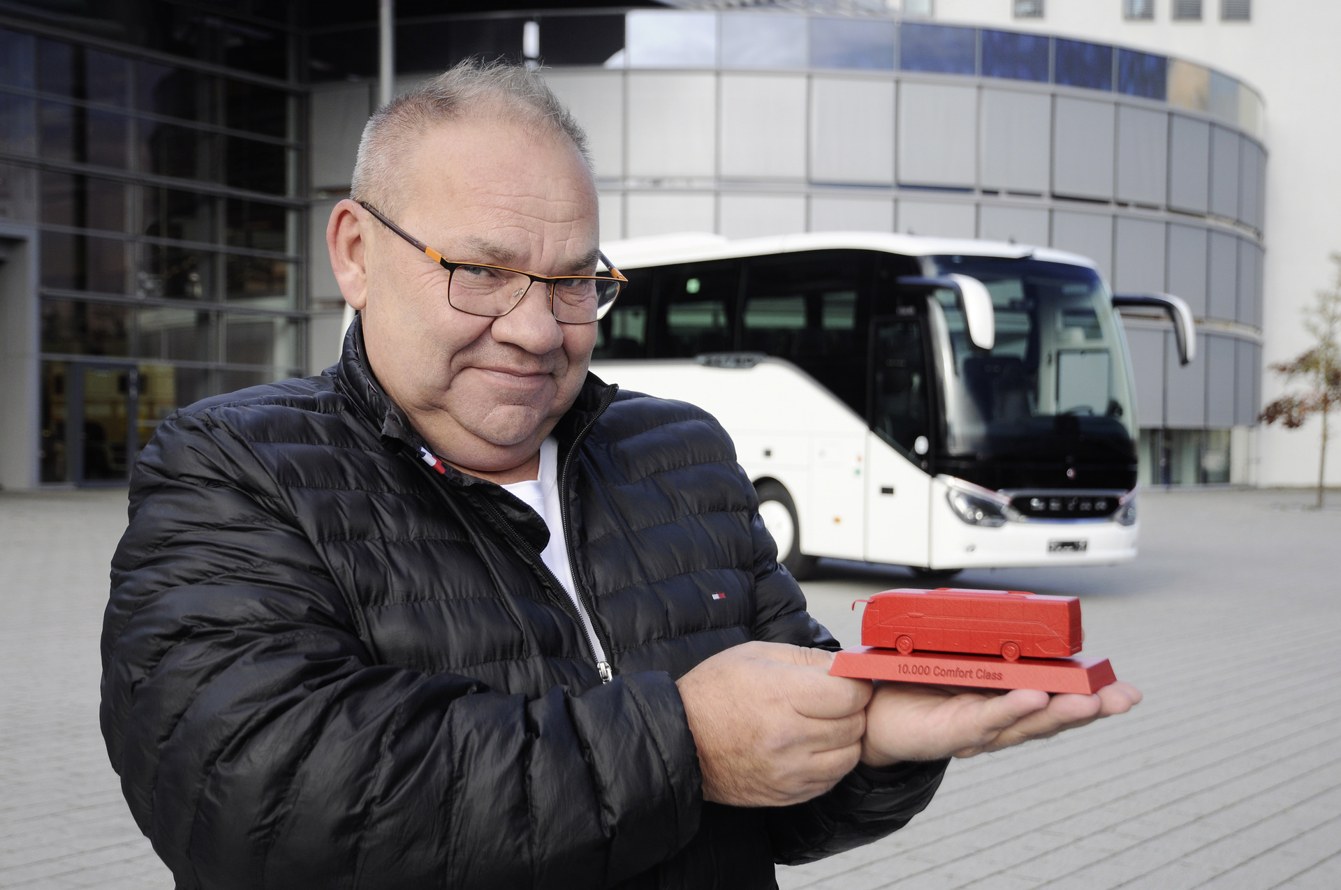 Busunternehmer René Riechert hat den 10.000 Reisebus der Setra ComfortClass übernommen 10.000ster Setra Reisebus der Baureihe 500 am Start