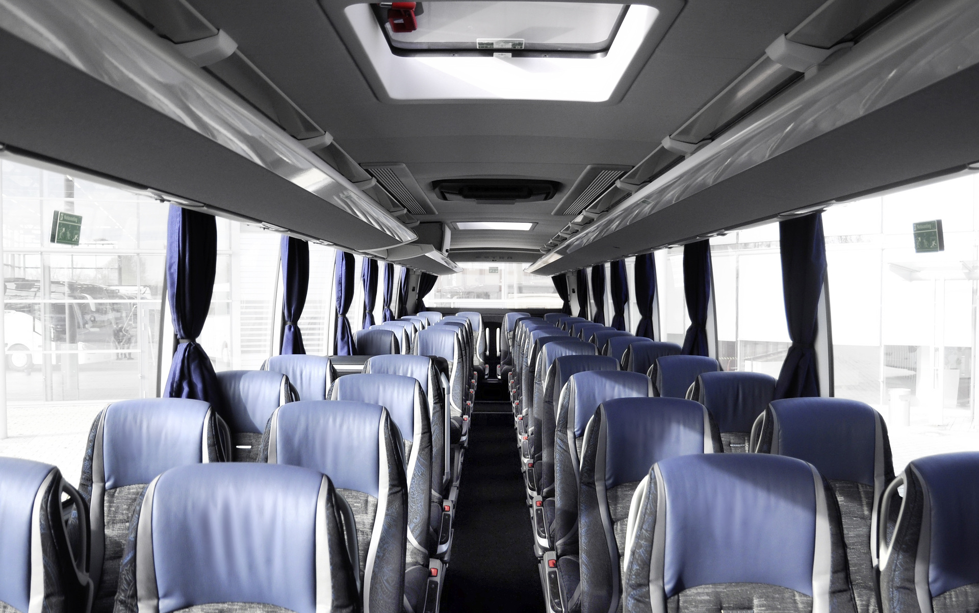 Der neue S 516 HD der Unser Roter Bus GmbH ist mit 48 Reisesitzen ausgestattet. 10.000ster Setra Reisebus der Baureihe 500 am Start