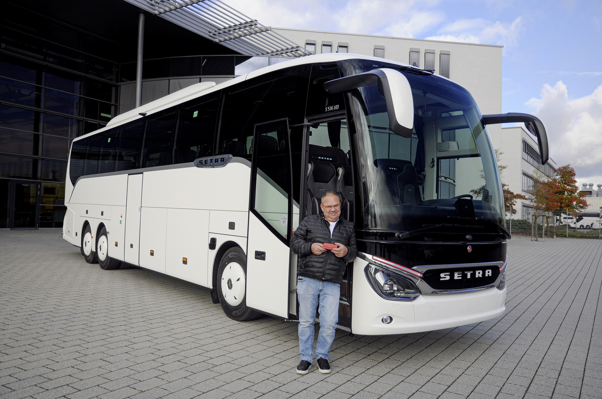 Mit einem Setra S 516 HD übernahm das Busunternehmen „Unser Roter Bus GmbH“ aus Mecklenburg-Vorpommern einen ganz besonderen Setra. 10.000ster Setra Reisebus der Baureihe 500 am Start