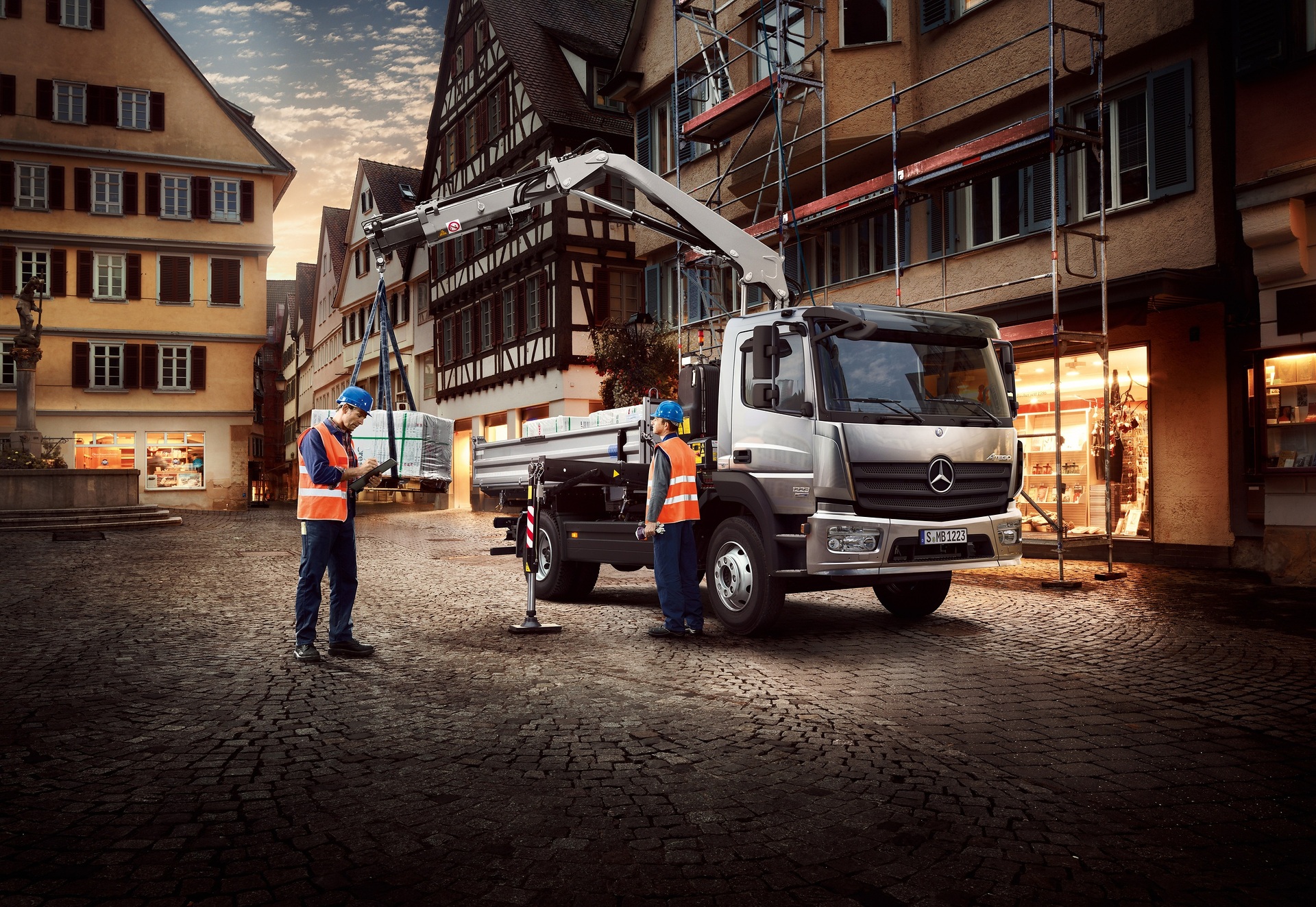 25th anniversary of the Mercedes-Benz Atego: A truck as versatile as the transport tasks in distribution haulage