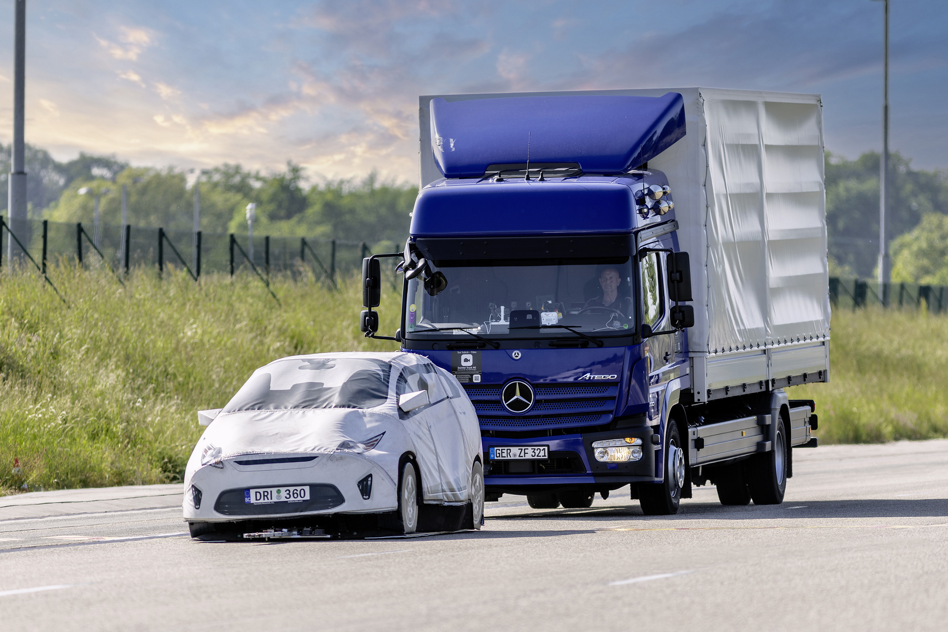 25th anniversary of the Mercedes-Benz Atego: A truck as versatile as the transport tasks in distribution haulage