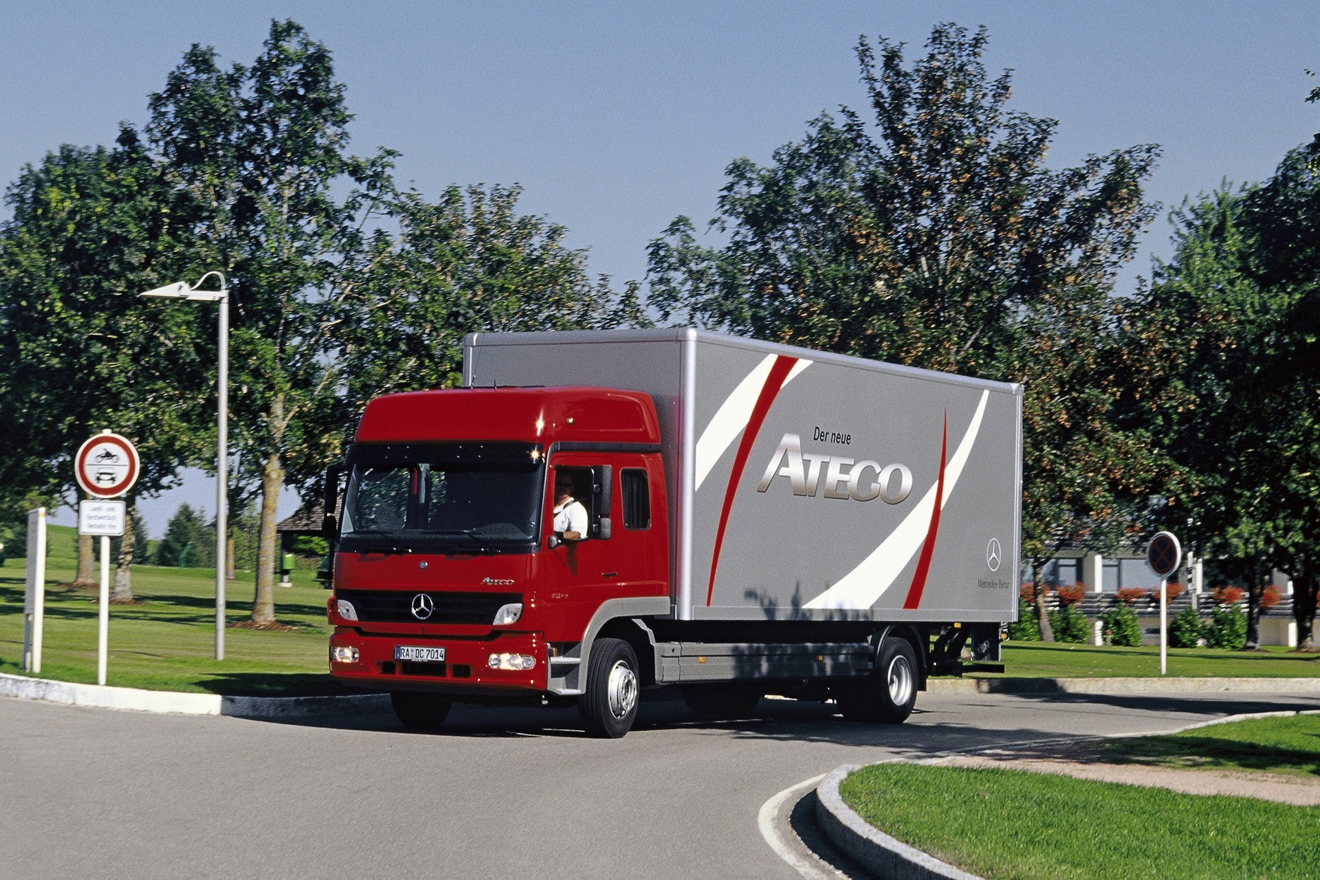 25th anniversary of the Mercedes-Benz Atego: A truck as versatile as the transport tasks in distribution haulage