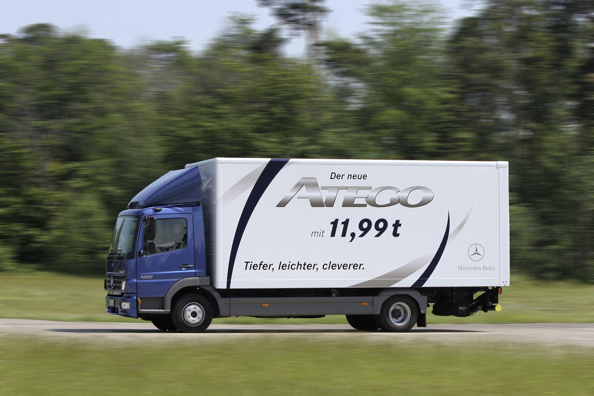 25th anniversary of the Mercedes-Benz Atego: A truck as versatile as the transport tasks in distribution haulage