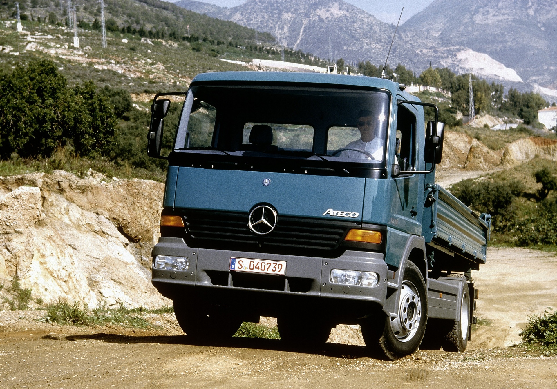 25th anniversary of the Mercedes-Benz Atego: A truck as versatile as the transport tasks in distribution haulage