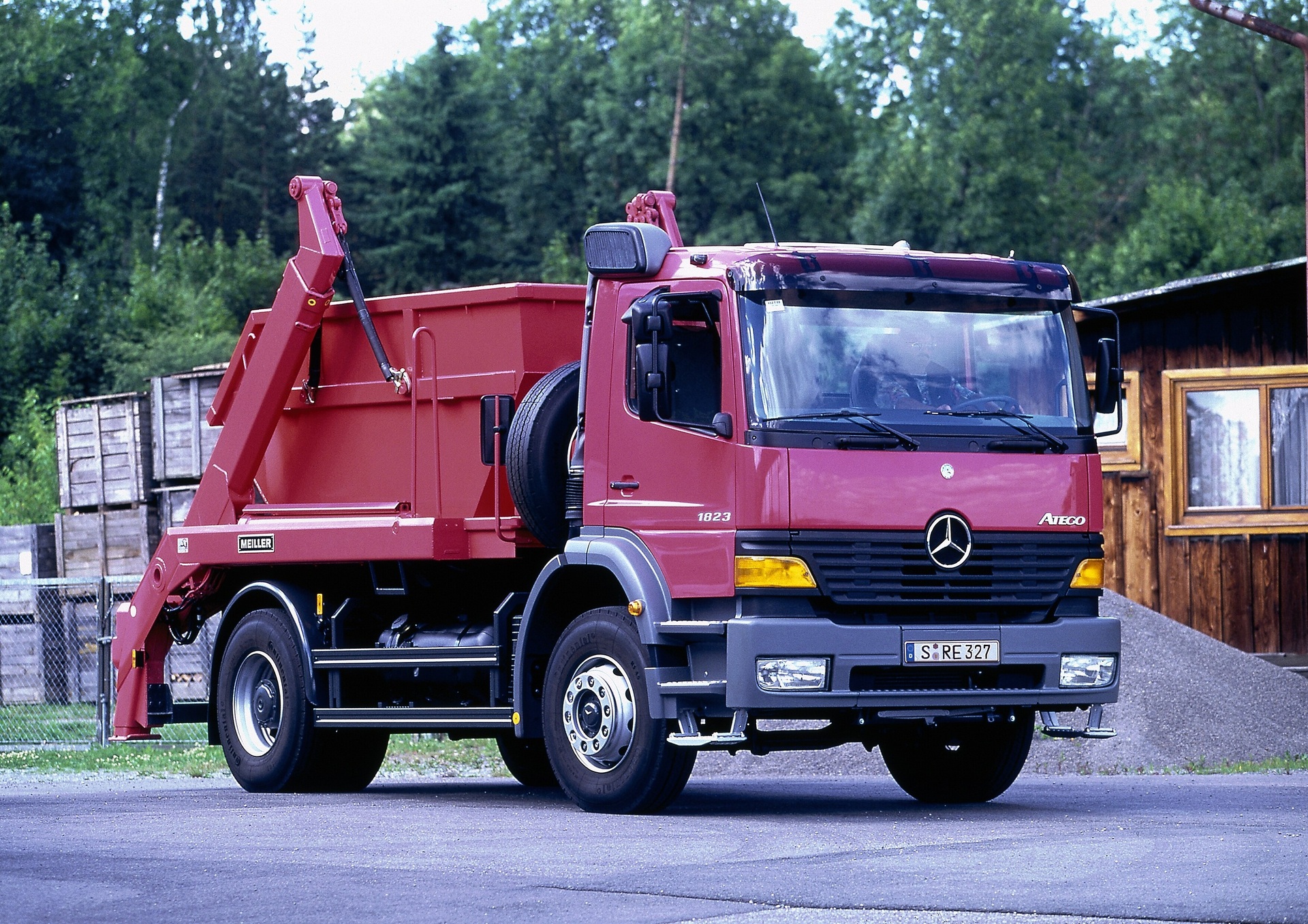 25th anniversary of the Mercedes-Benz Atego: A truck as versatile as the transport tasks in distribution haulage