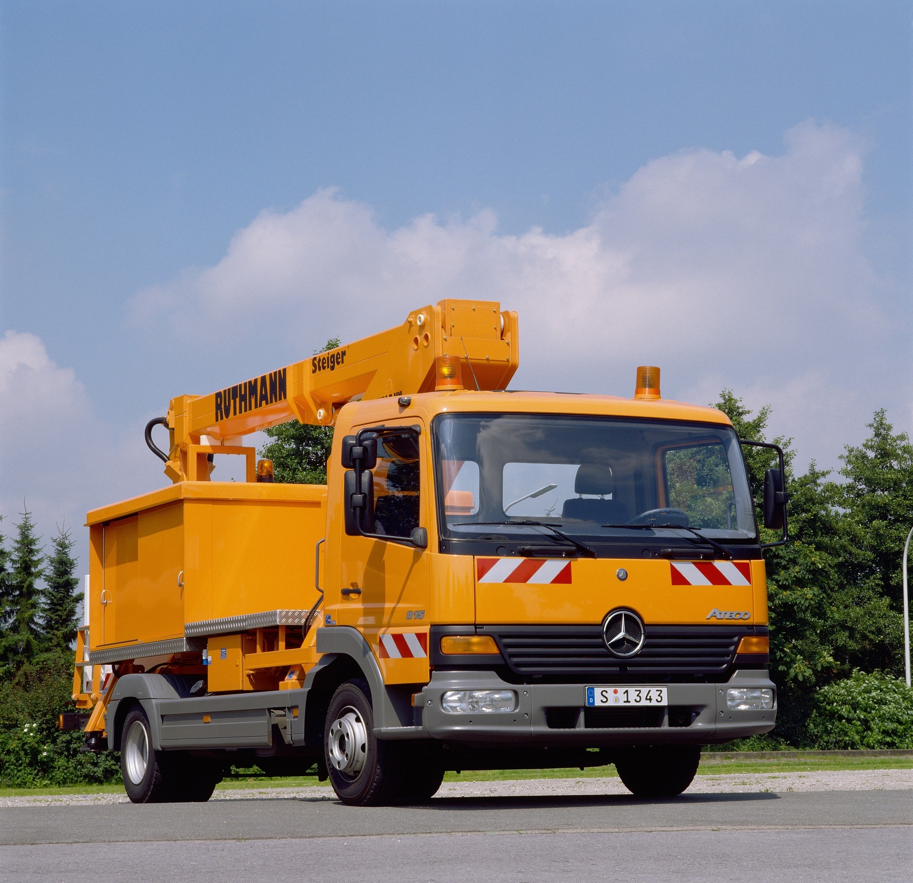 Mercedes-Benz Atego 815 with lifting platform Ruthmann Steiger 1999 25th anniversary of the Mercedes-Benz Atego: A truck as versatile as the transport tasks in distribution haulage