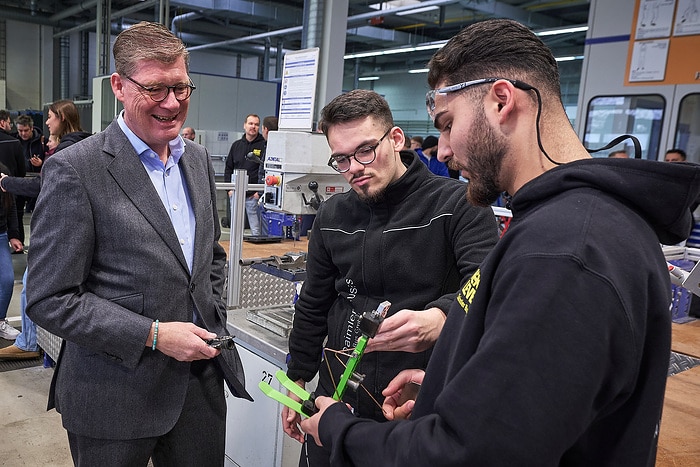 Till Oberwörder, CEO Daimler Buses, begrüßt neue Auszubildende und dual Studierende in Neu-Ulm