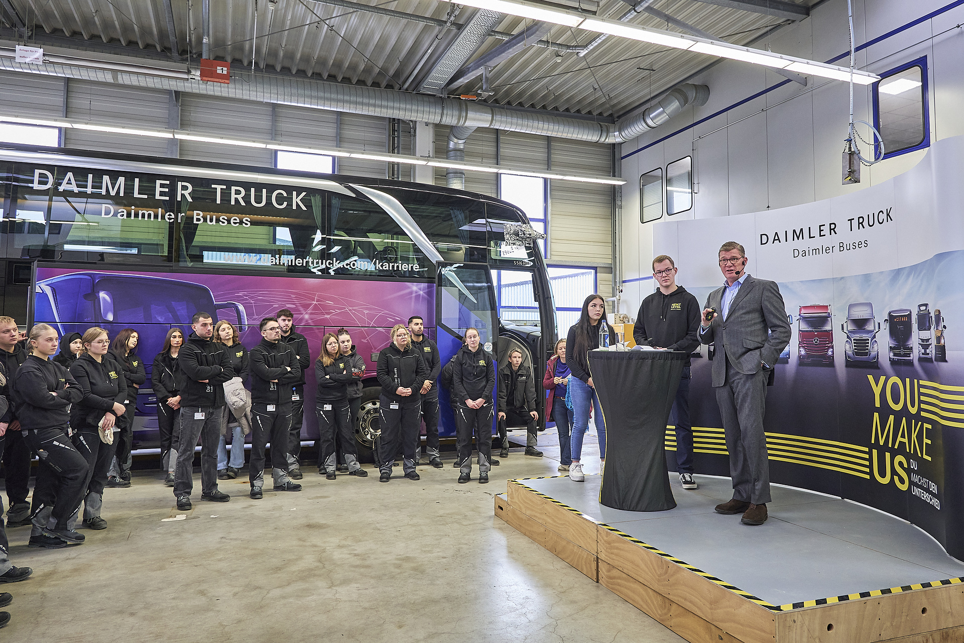 Till Oberwörder, CEO Daimler Buses, begrüßt neue Auszubildende und dual Studierende in Neu-Ulm