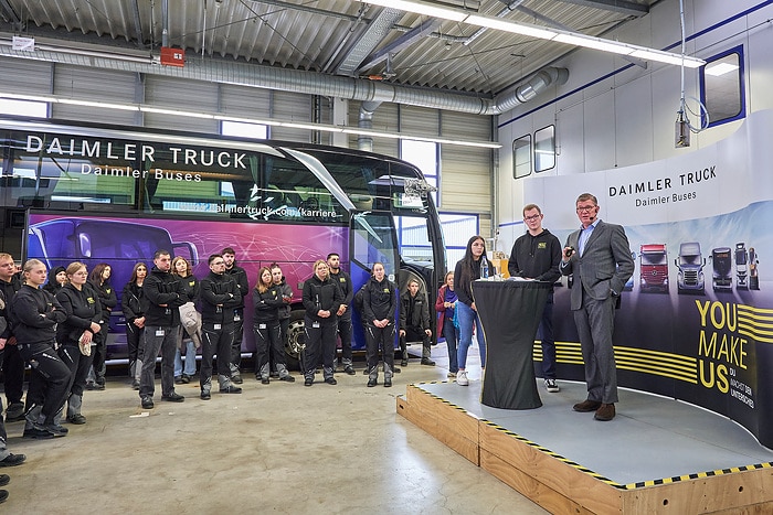 Till Oberwörder, CEO Daimler Buses, begrüßt neue Auszubildende und dual Studierende in Neu-Ulm