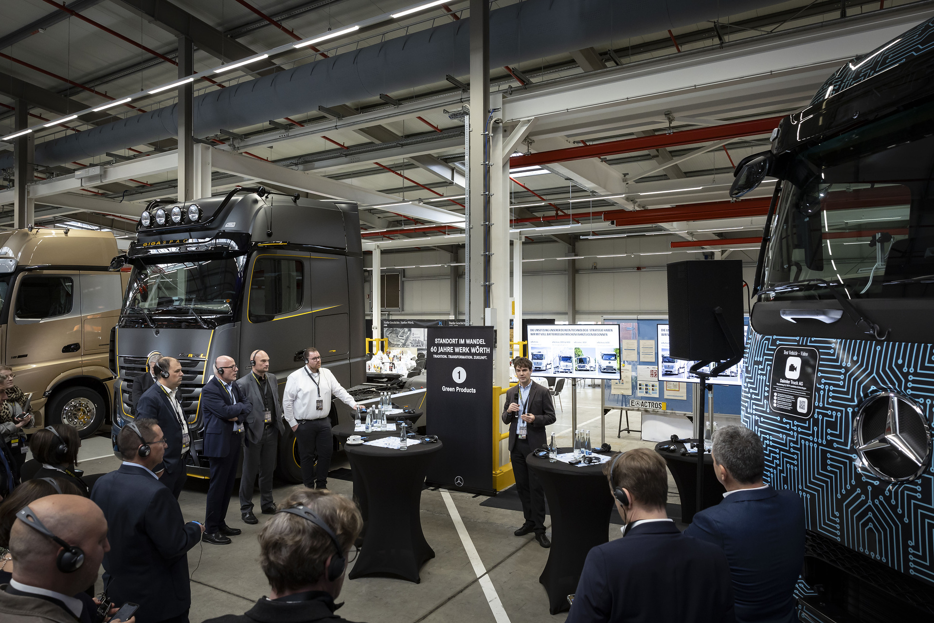 Höhepunkt des Jubiläumsjahres im Mercedes-Benz Werk Wörth: 60 Jahre Tradition – Transformation – Zukunft Höhepunkt des Jubiläumsjahres im Mercedes-Benz Werk Wörth: 60 Jahre Tradition – Transformation – Zukunft