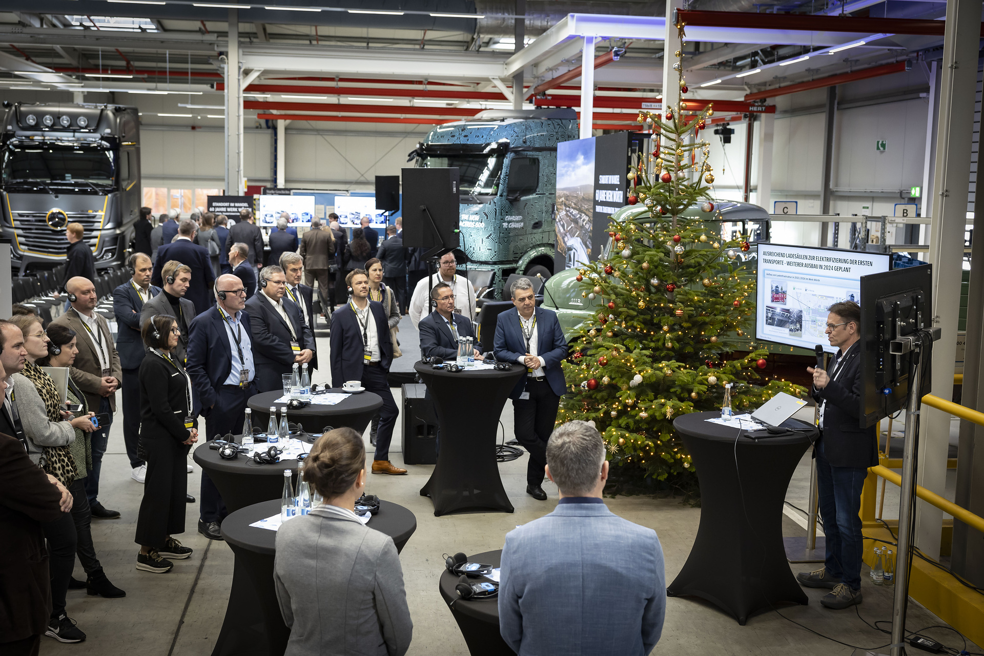 Dalibor Dudic, Leiter Fahrzeugprojekte Mercedes-Benz Lkw, präsentiert an einem von drei Marktständen die Range der emissionsfreien Fahrzeuge aus dem Werk Wörth Höhepunkt des Jubiläumsjahres im Mercedes-Benz Werk Wörth: 60 Jahre Tradition – Transformation – Zukunft
