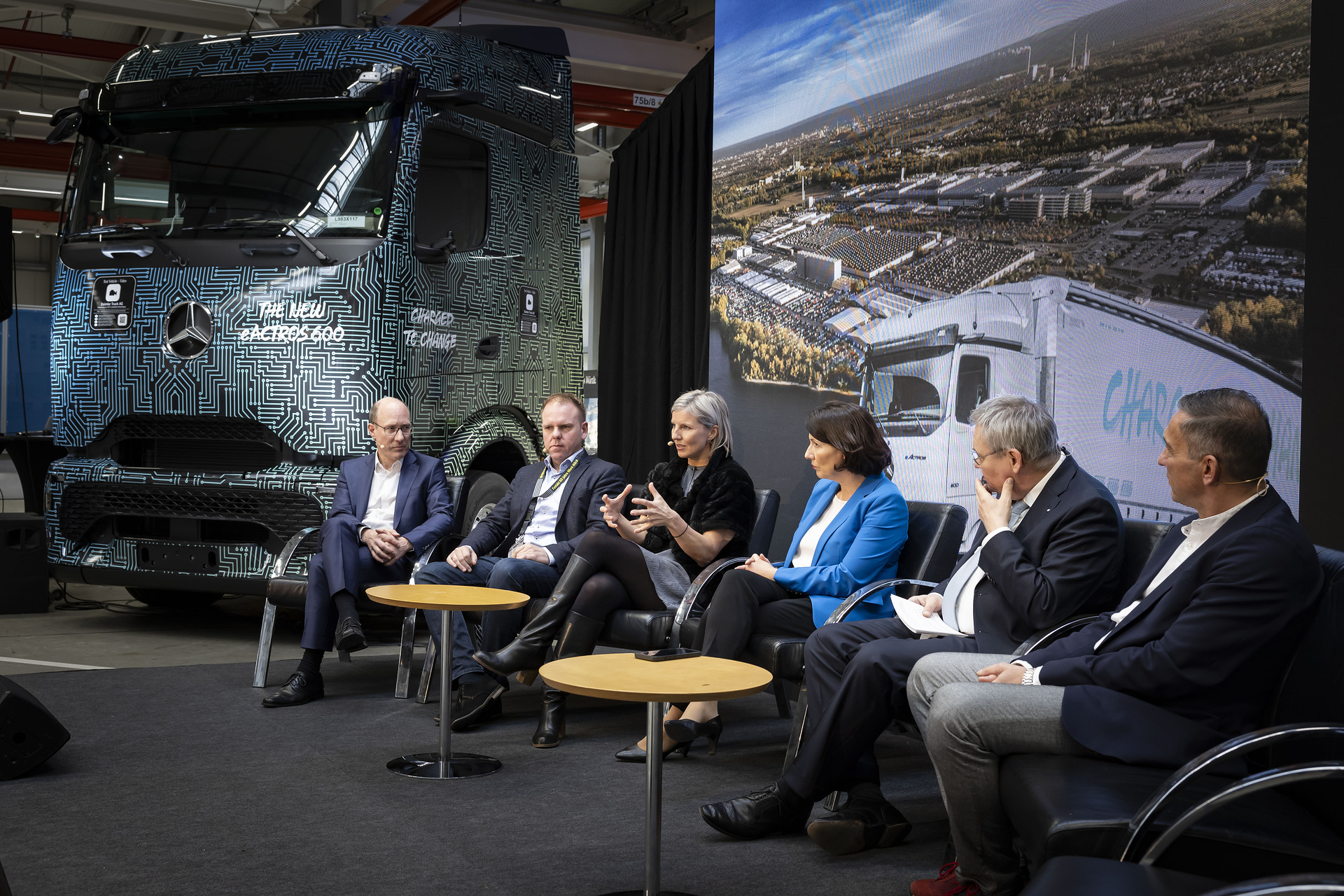 Andreas Bachhofer, Standortverantwortlicher des Werks Wörth und Produktionsleiter von Mercedes-Benz Trucks; Jürgen Distl, Head of Operations and CFO Mercedes-Benz Trucks; Karin Rådström, CEO Mercedes-Benz Trucks; Daniela Schmitt, Ministerin für Wirtschaft, Verkehr, Landwirtschaft und Weinbau des Landes Rheinland-Pfalz; Jörg Howe, Generalbevollmächtigter Kommunikation & politische AußenbeziehungenDaimler Truck; Thomas Zwick, Betriebsratsvorsitzender des Mercedes-Benz Werks Wörth Höhepunkt des Jubiläumsjahres im Mercedes-Benz Werk Wörth: 60 Jahre Tradition – Transformation – Zukunft