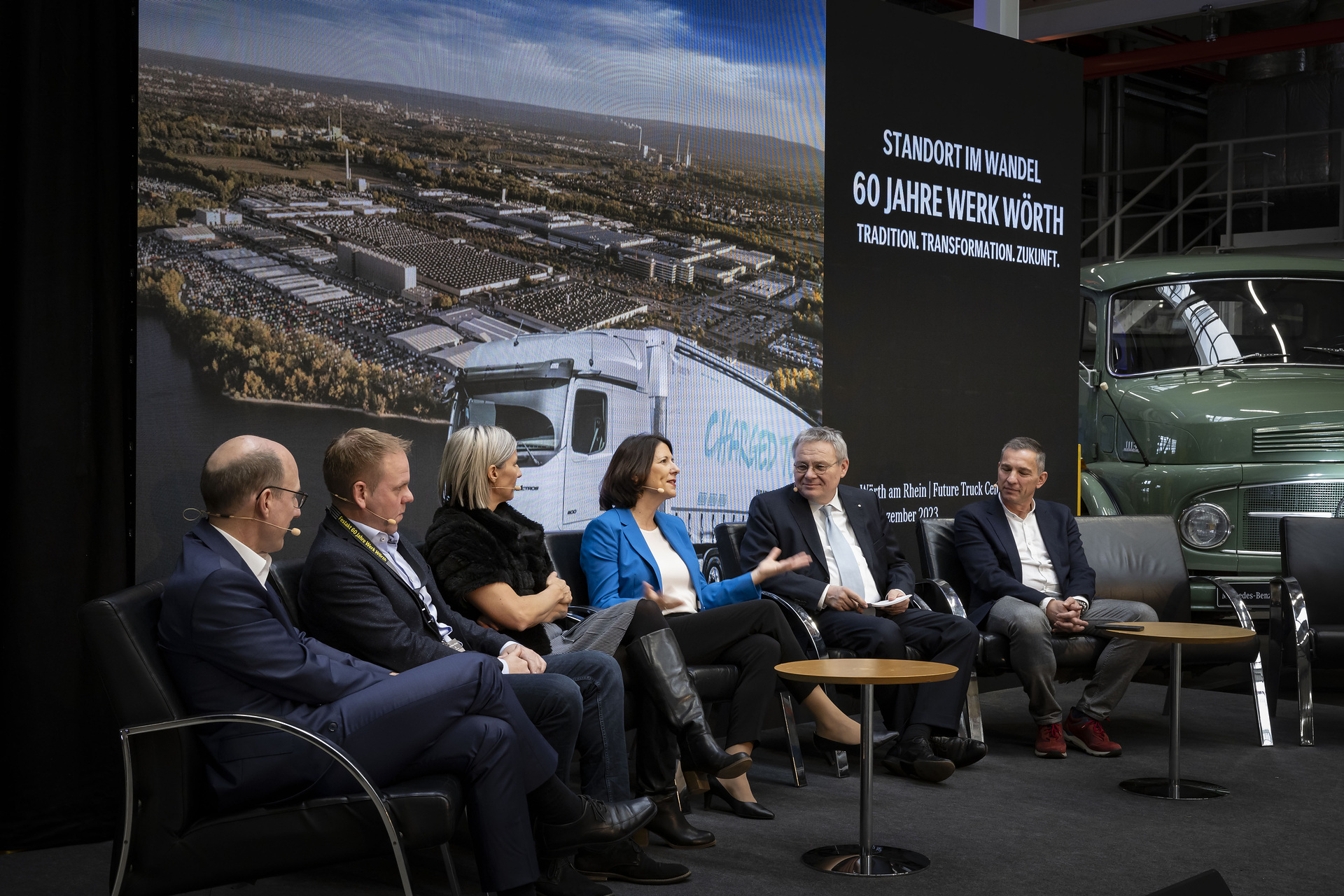 Andreas Bachhofer, Standortverantwortlicher des Werks Wörth und Produktionsleiter von Mercedes-Benz Trucks; Jürgen Distl, Head of Operations and CFO Mercedes-Benz Trucks; Karin Rådström, CEO Mercedes-Benz Trucks; Daniela Schmitt, Ministerin für Wirtschaft, Verkehr, Landwirtschaft und Weinbau des Landes Rheinland-Pfalz; Jörg Howe, Generalbevollmächtigter Kommunikation & politische Außenbeziehungen Daimler Truck; Thomas Zwick, Betriebsratsvorsitzender des Mercedes-Benz Werks Wörth Höhepunkt des Jubiläumsjahres im Mercedes-Benz Werk Wörth: 60 Jahre Tradition – Transformation – Zukunft