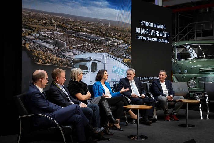 Highlight of the anniversary year at the Mercedes-Benz Wörth plant: 60 years of tradition – transformation – future