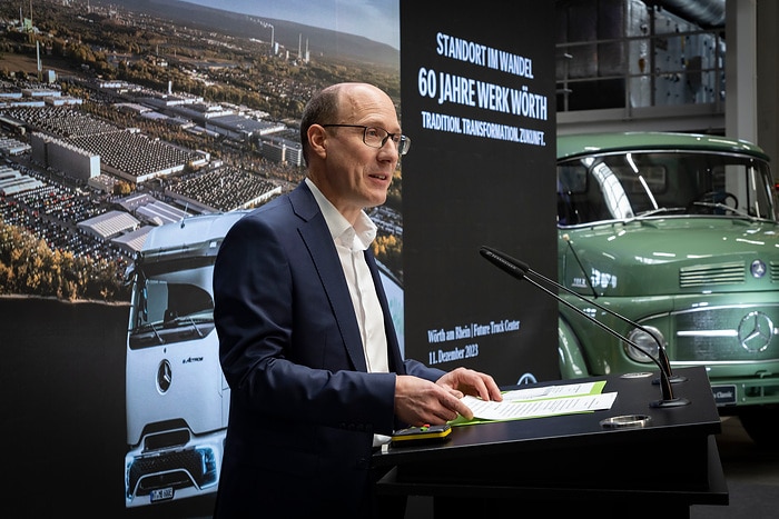 Highlight of the anniversary year at the Mercedes-Benz Wörth plant: 60 years of tradition – transformation – future