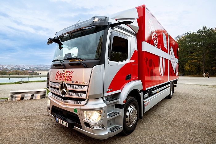 Mercedes-Benz eActros accompanies Coca-Cola Christmas truck tour through Austria