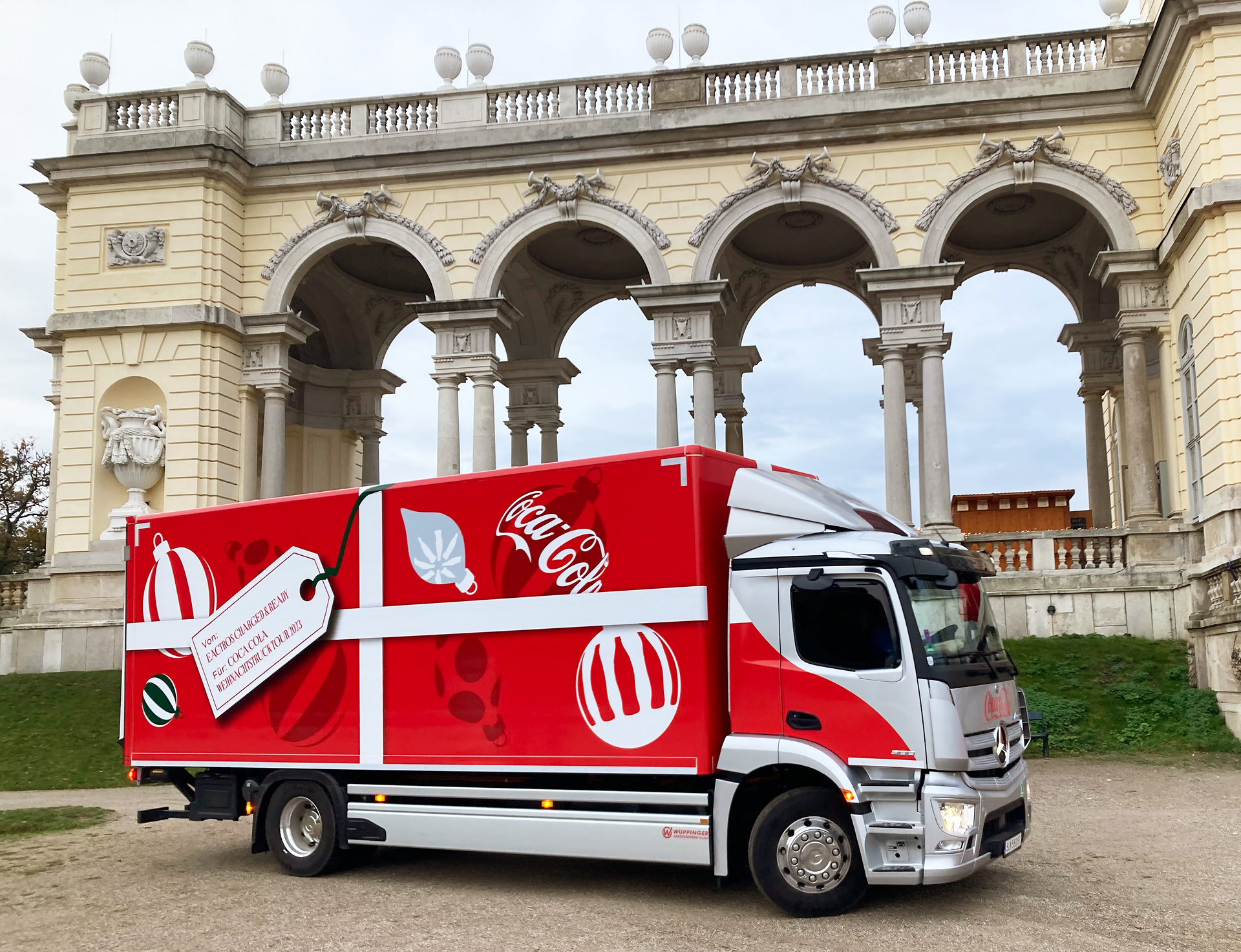 Elektrozauber im roten Gewand: Mercedes-Benz eActros begleitet Coca-Cola Weihnachtstruck-Tour durch Österreich