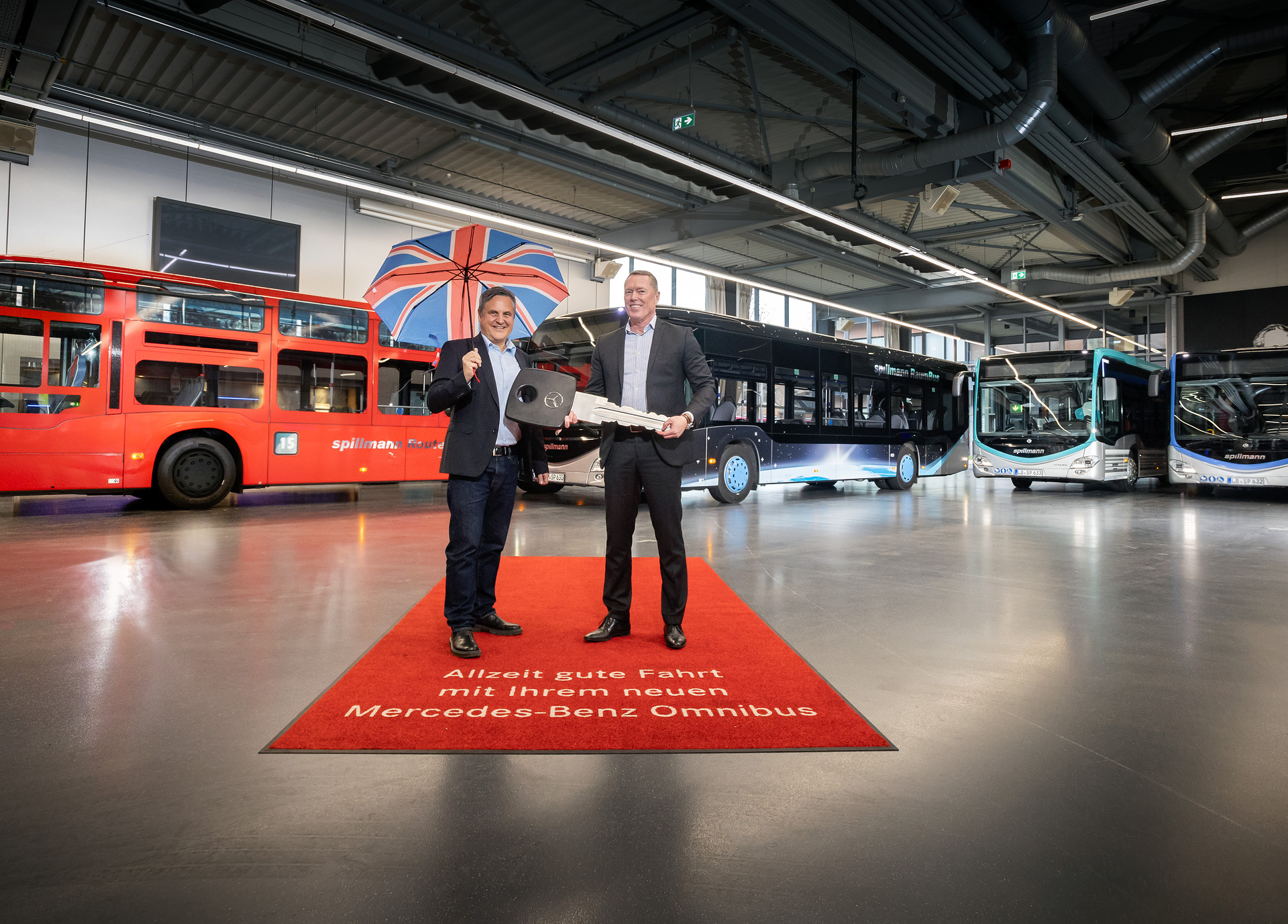 Auslieferung von vier Citaro hybrid an Omnibusverkehr Spillmann GmbH, von links: Bülent Menekse, (Geschäftsführer der Omnibusverkehr Spillmann GmbH) und Rüdiger Kappel (Leiter Vertrieb ÖPNV Deutschland, Daimler Buses) Neues aus der Kreativwerkstatt Spillmann: Motivbusse überraschen mit Außendesign