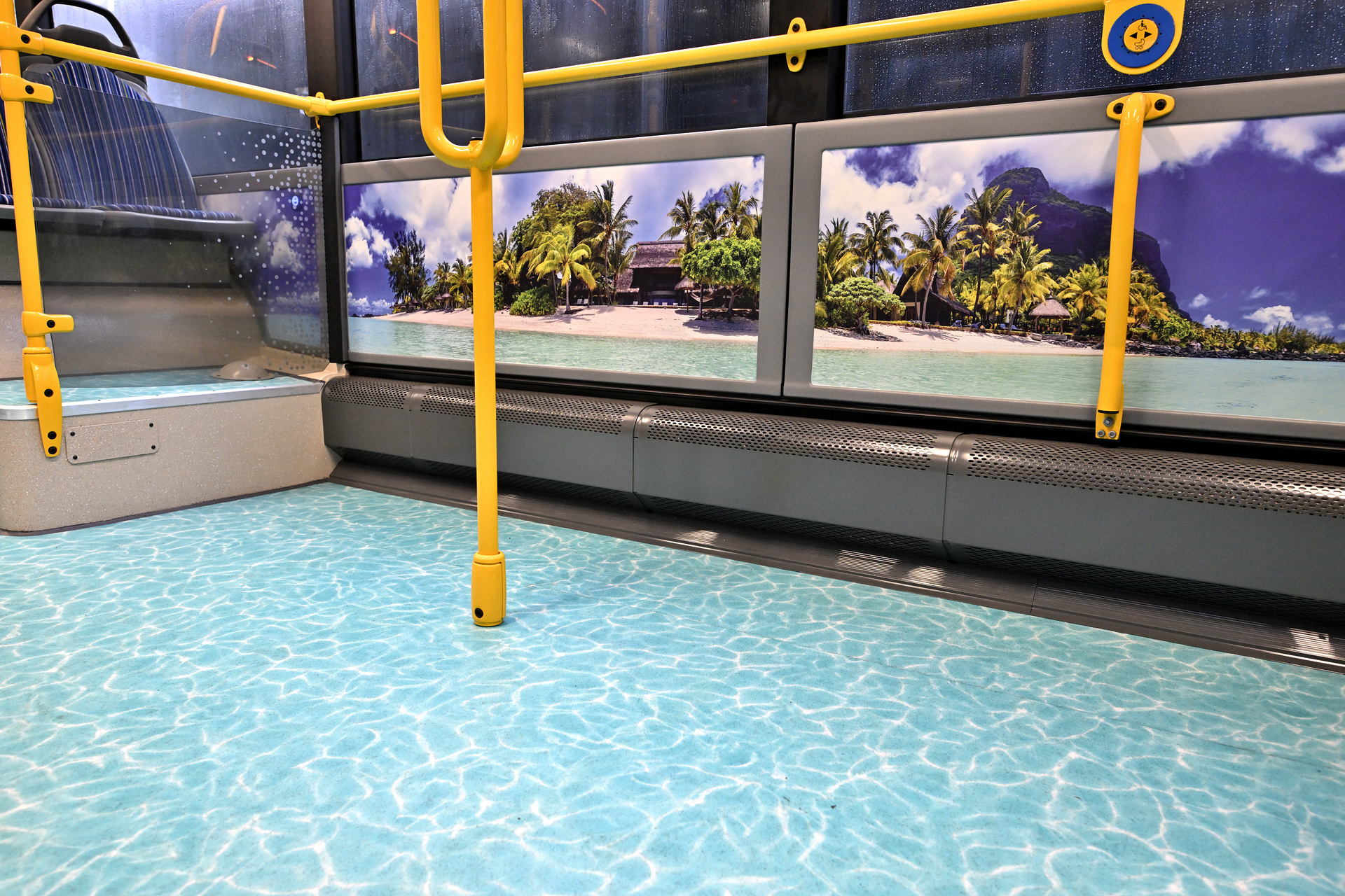Neben den farbintensiven Bildern der Seitenwandverkleidungen sind im BeachBus auch die Mitteldecken mit Motiven bedruckt. Der neue, türkisblaue Bodenbelag, der wie eine Poolfläche wirkt, greift das Thema weiter auf. Neues aus der Kreativwerkstatt Spillmann: Motivbusse überraschen mit Außendesign