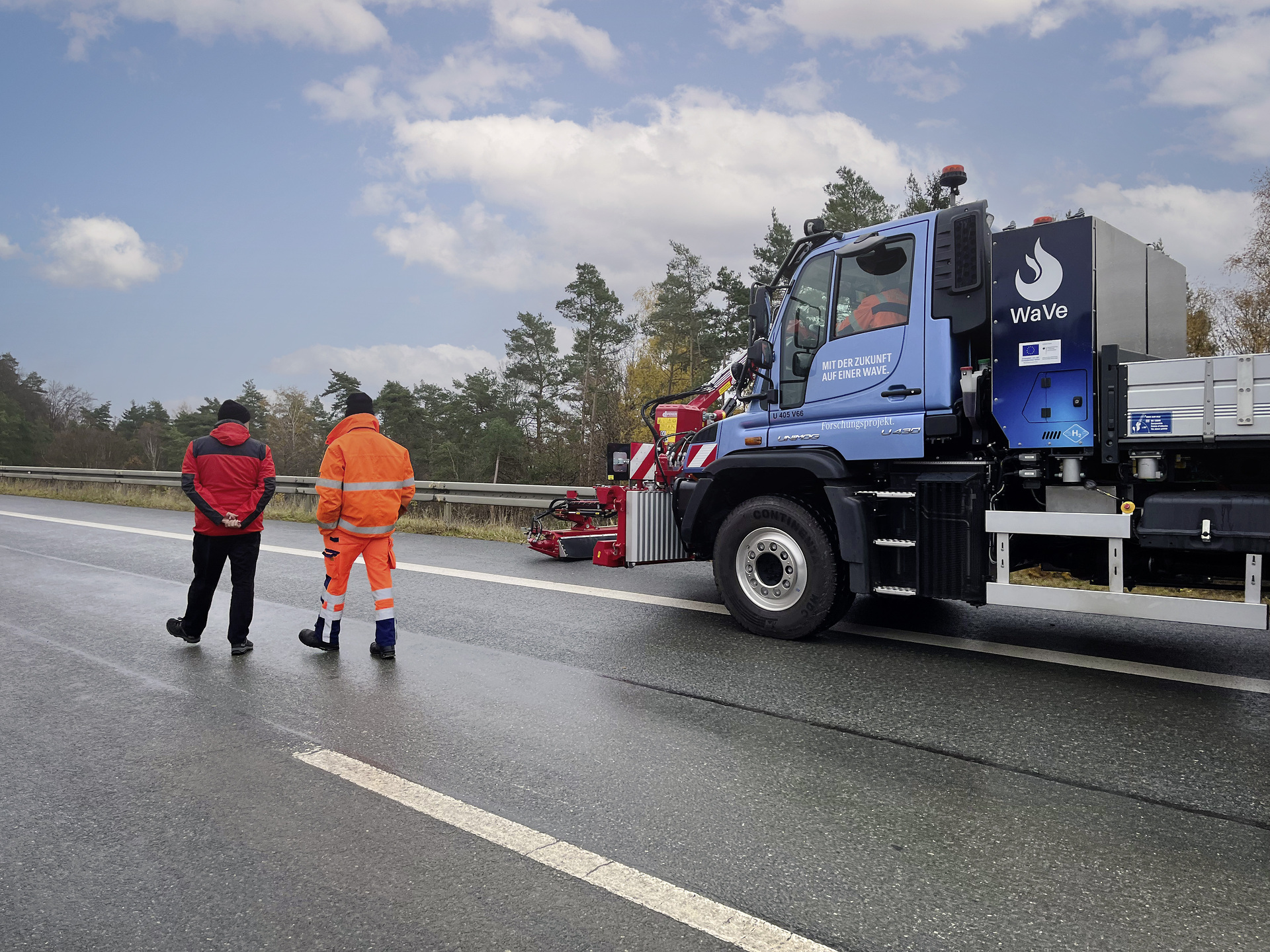 Der WaVe Unimog Prototyp im Testeinsatz auf einem stillgelegten Autobahnabschnitt Mercedes-Benz Special Trucks macht Dampf bei der Entwicklung eines Unimog Versuchsfahrzeugs mit Wasserstoff-Verbrennungsmotor