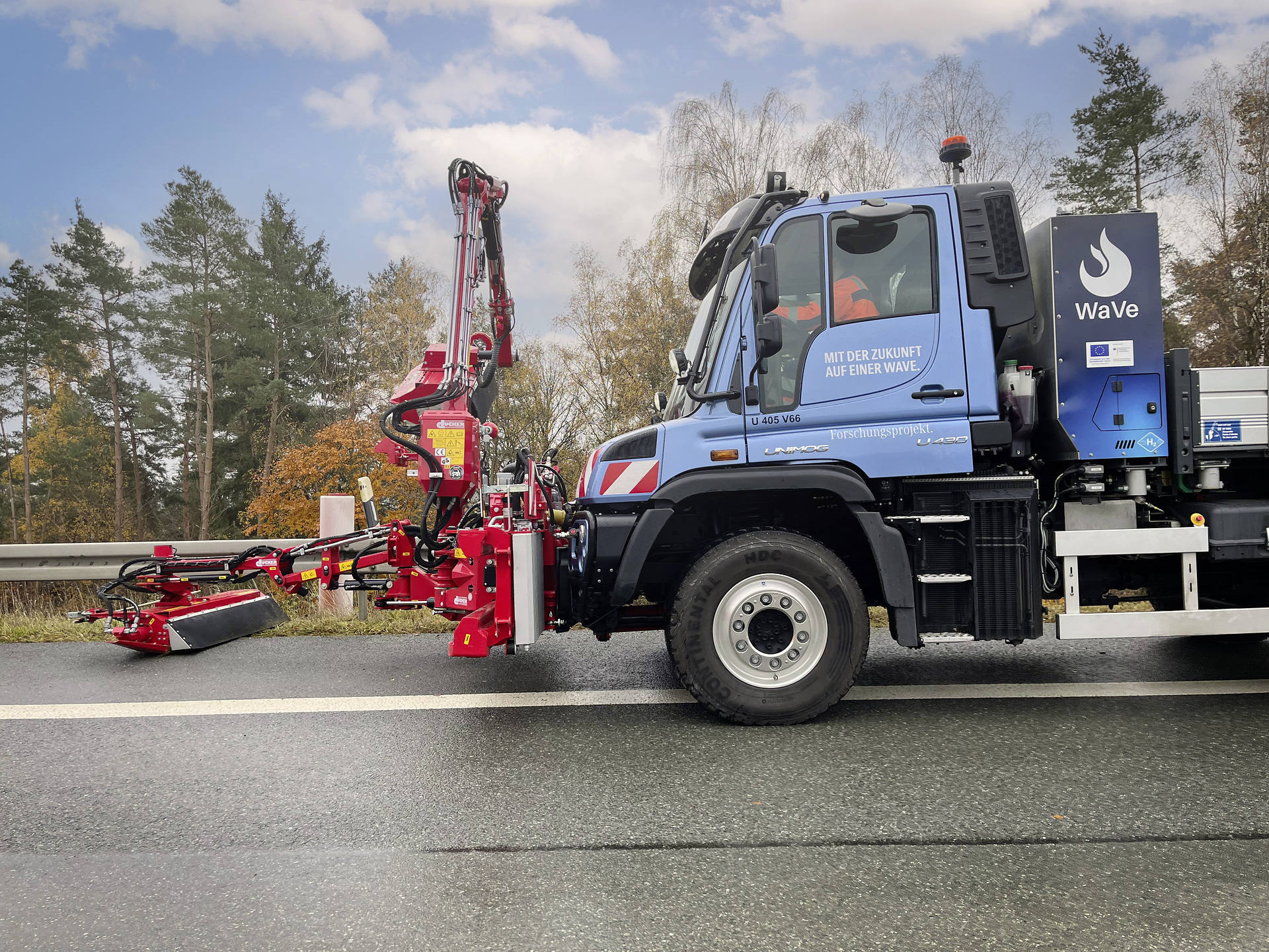 Mercedes-Benz Special Trucks is testing a Unimog prototype with hydrogen combustion engine