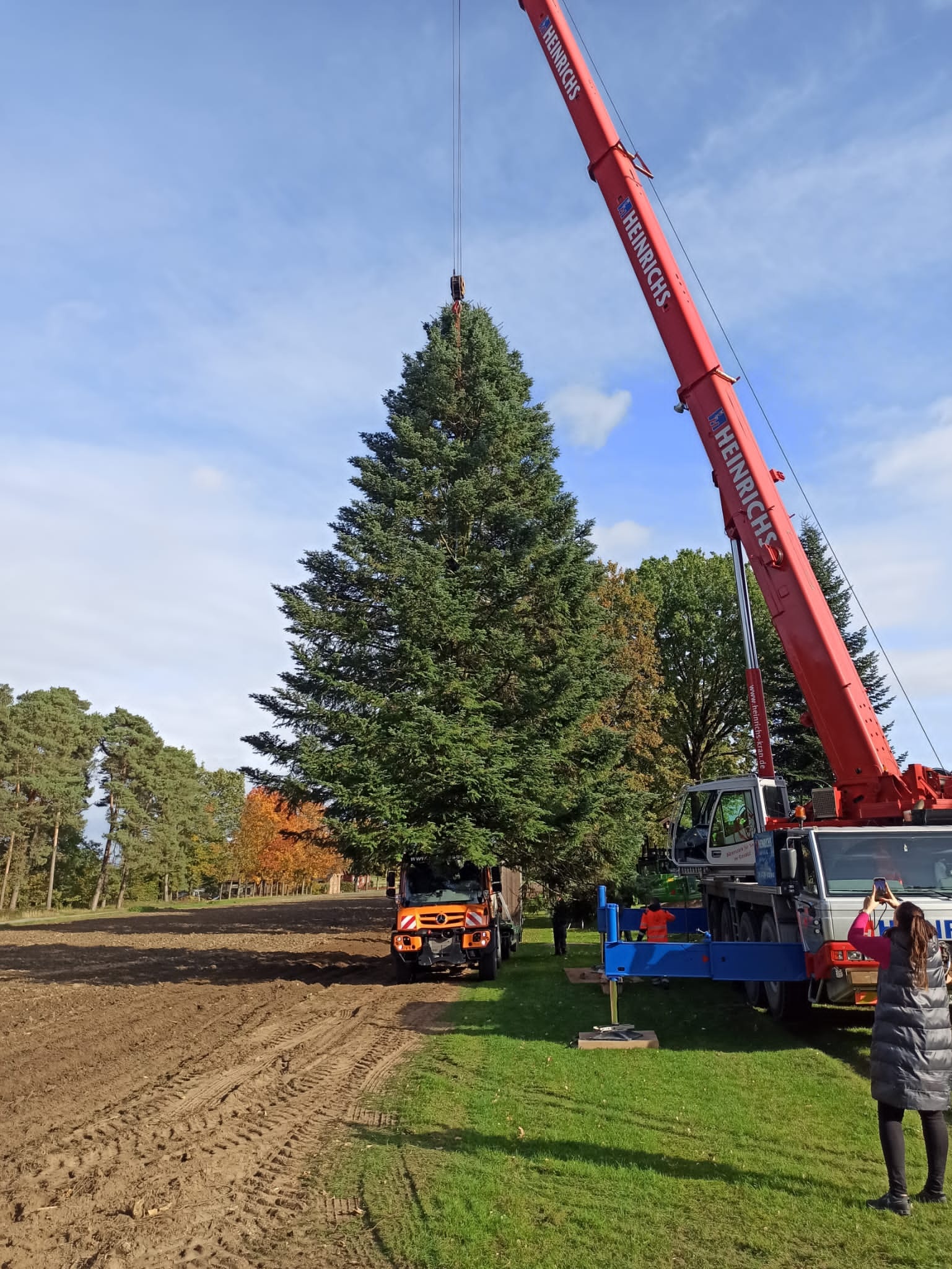 Unimog carries Christmas Tree from Paderborn to Berlin