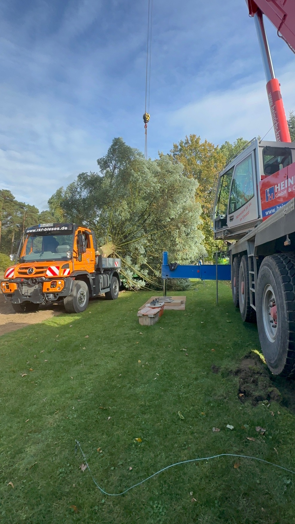 Unimog carries Christmas Tree from Paderborn to Berlin